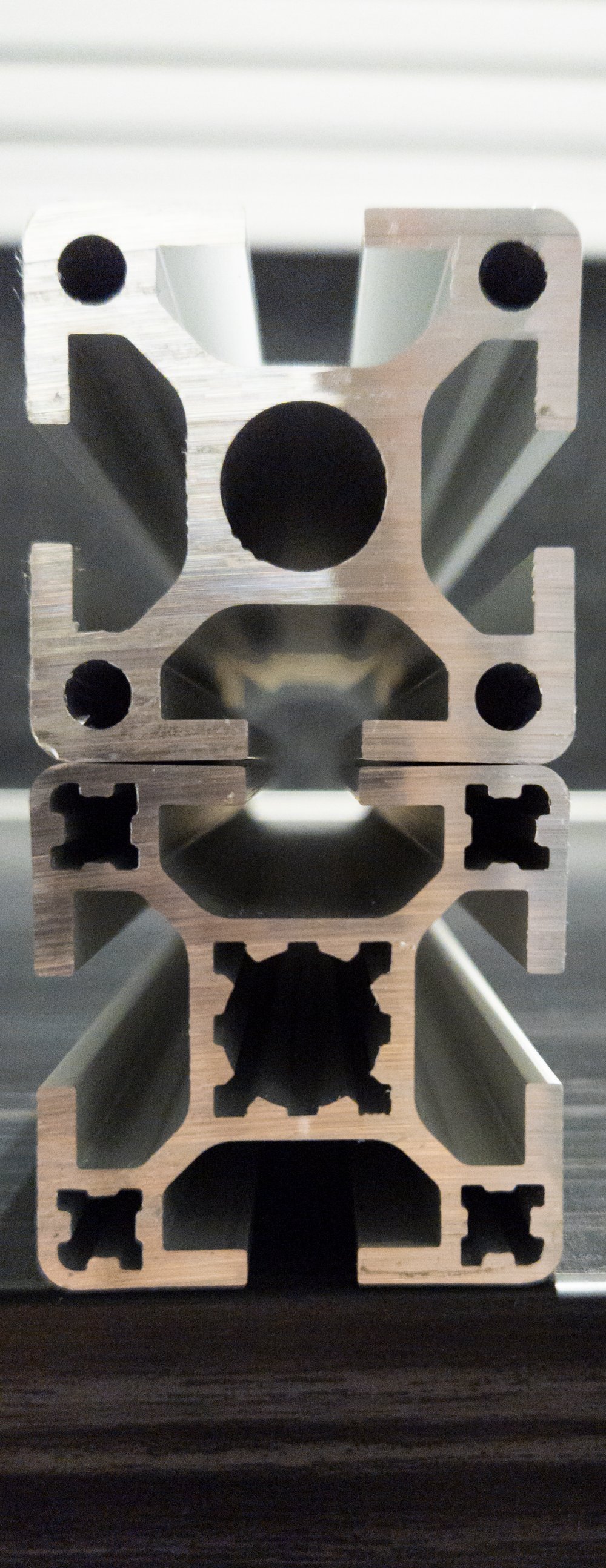 Direct comparison between light and heavy versions of the MayTec 40x40 4 slot extrusion profile
